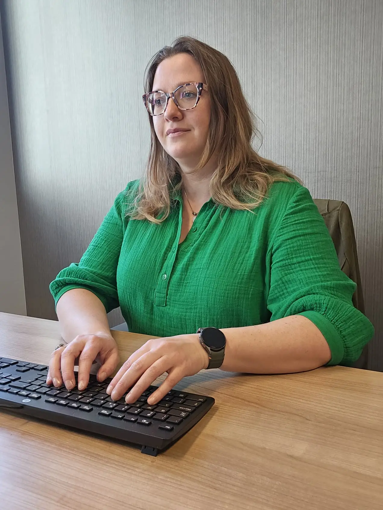 Gastspreker Marlijn Peeters vertelt over loopbaanontwikkeling tijdens een banenmarkt op school
